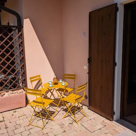 Schoenes Ferienhaeuschen Chiara In Ruhiger Lage Fuer Max 4 Personen Mit Pool