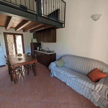 Schoenes Ferienhaeuschen Chiara In Ruhiger Lage Fuer Max 4 Personen Mit Pool Olzano